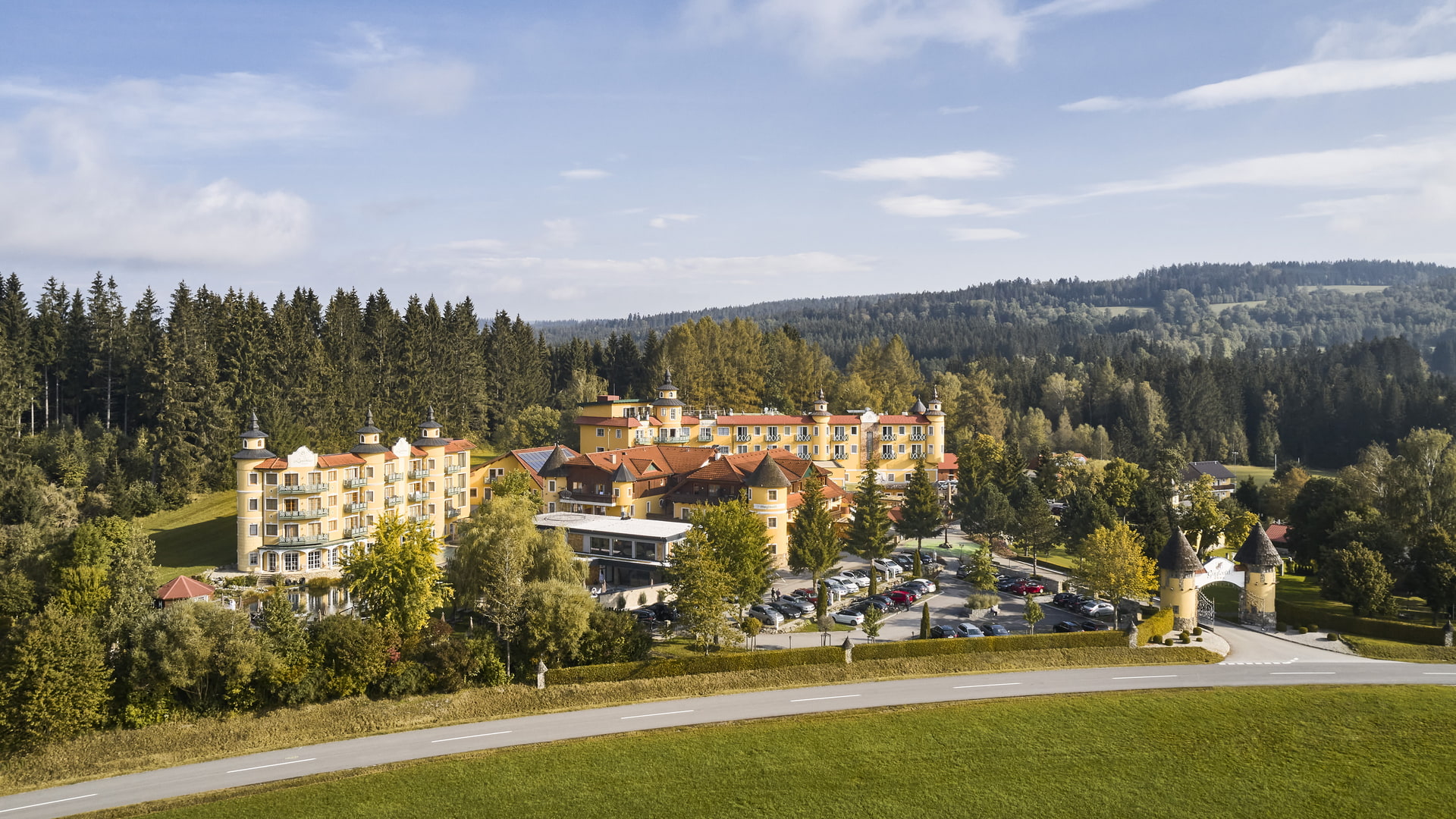 Das Hotel Guglwald von Außen im Herbst