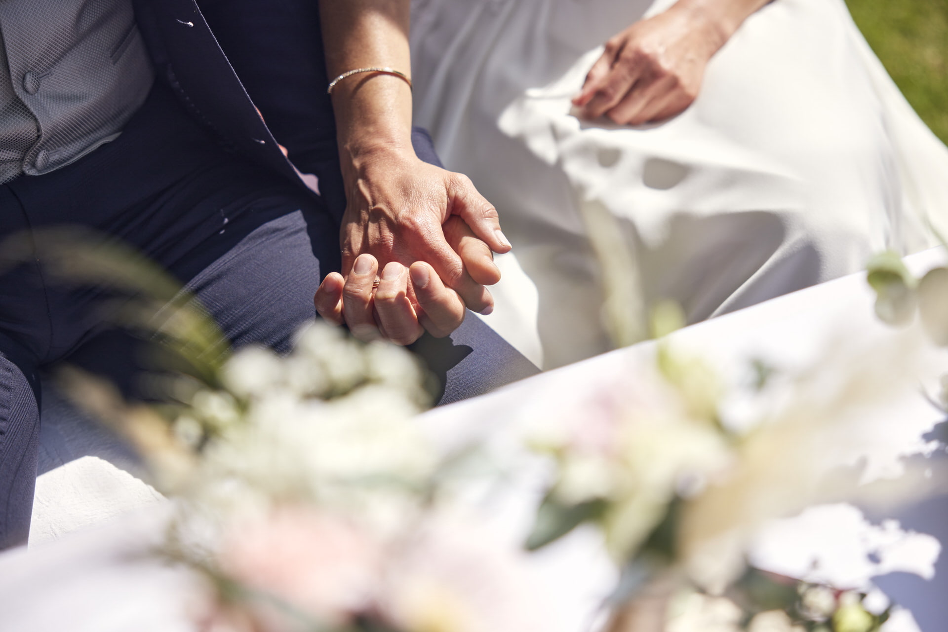 Hochzeitspaar händehaltend bei der Trauung im Freien